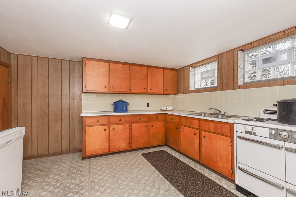 2804 Laurel Road Brunswick, OH 44212 - Photo 24 of 34 Basement kitchen