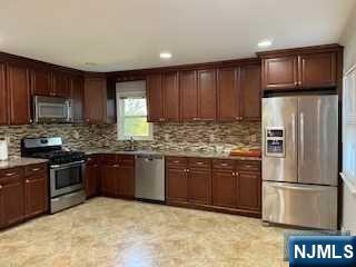19 Shelby Court, Unit RIGHT Paramus, NJ 07652 - Photo 2 of 15