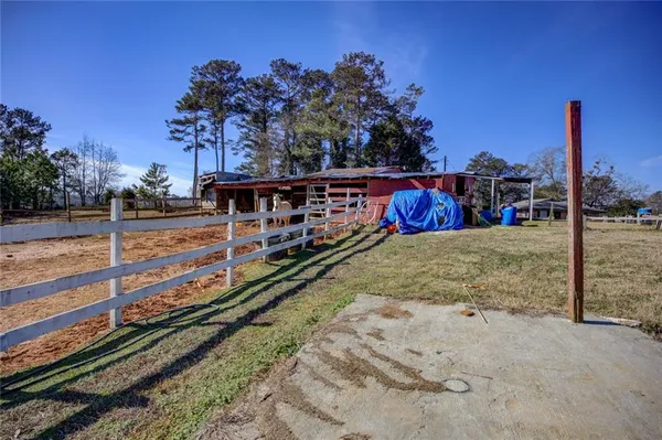 a view of a yard with a house
