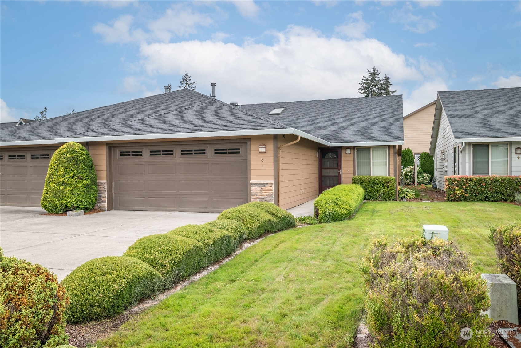 8 Willow Pointe Loop Longview, WA 98632 - Photo 1 of 29 a front view of a house with garden