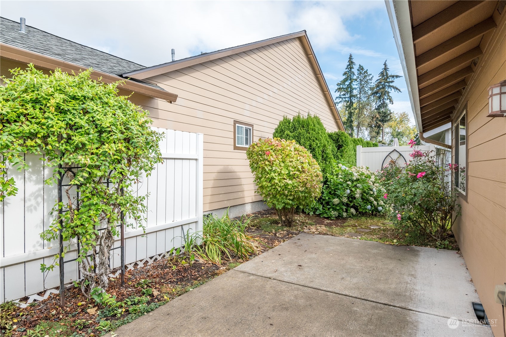 8 Willow Pointe Loop Longview, WA 98632 - Photo 20 of 29 a front view of a house having yard