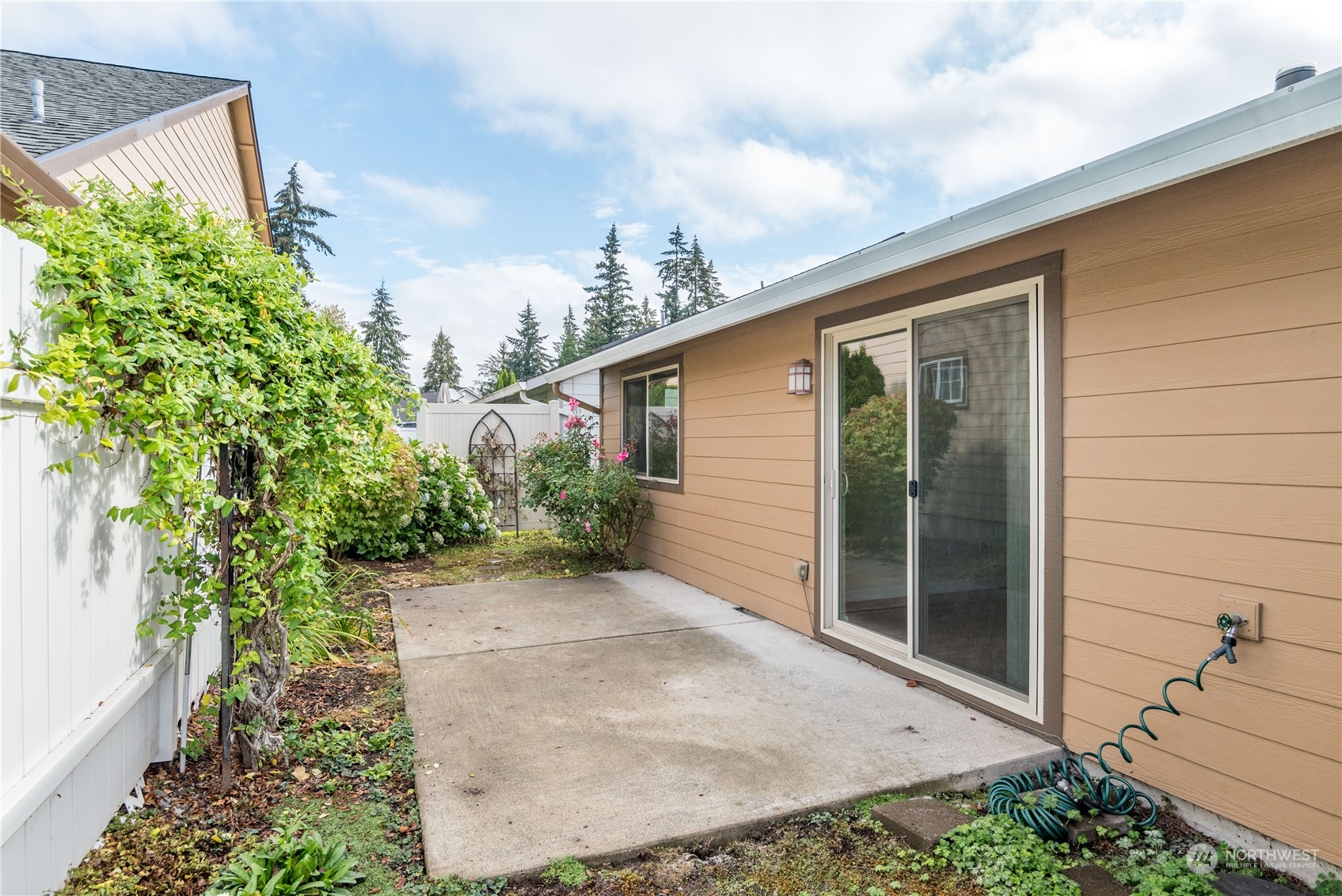 8 Willow Pointe Loop Longview, WA 98632 - Photo 21 of 29 a view of a backyard with potted plants