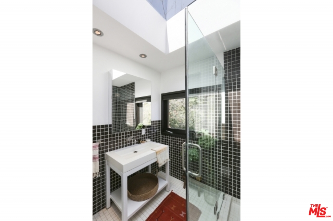 8560 Ridpath Drive Los Angeles, CA 90046 - Photo 16 of 32 Gallery Image 16