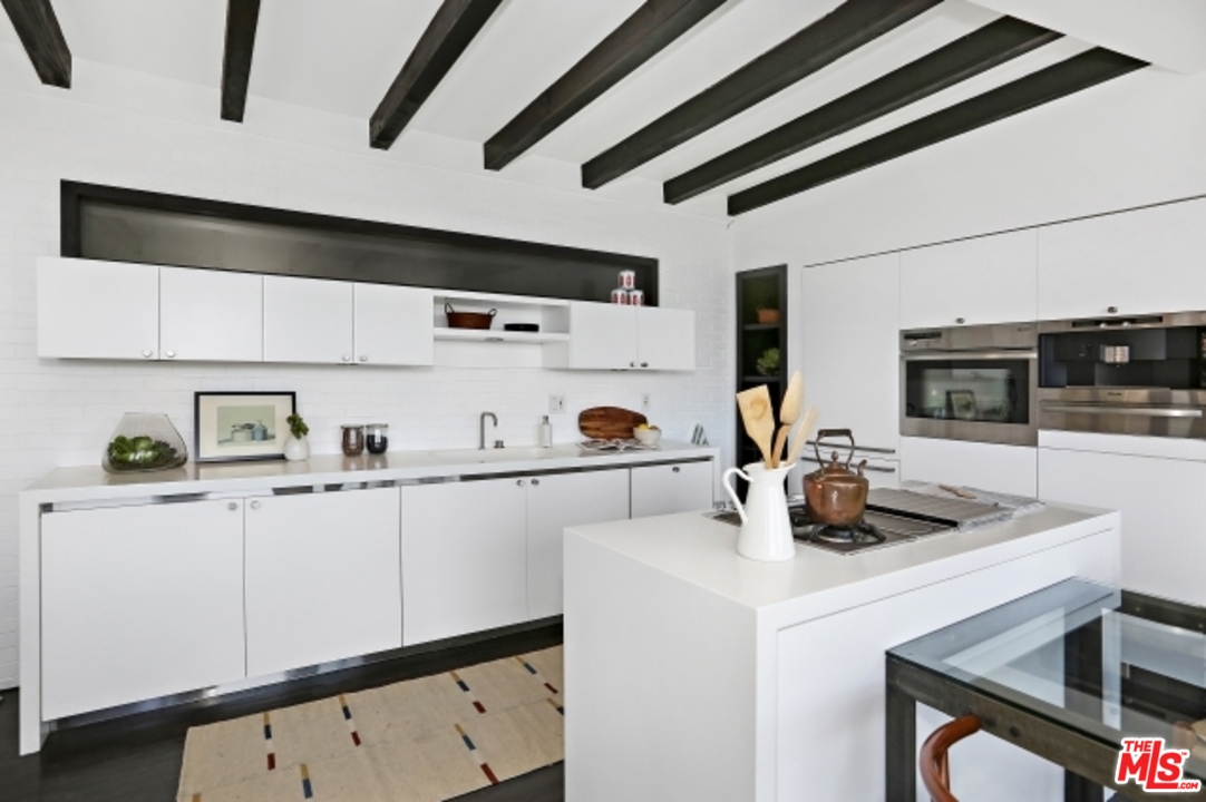8560 Ridpath Drive Los Angeles, CA 90046 - Photo 8 of 32 Gallery Image 8