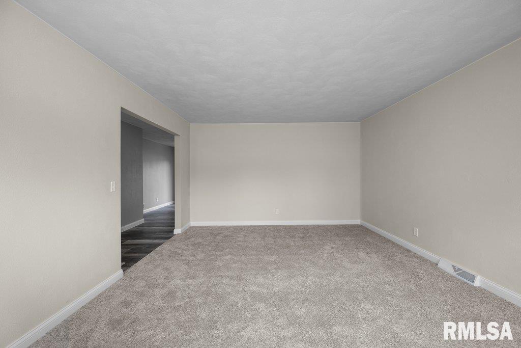 504 North 5th Place Eldridge, IA 52748 - Photo 11 of 36