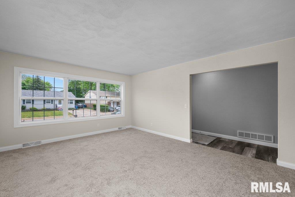 504 North 5th Place Eldridge, IA 52748 - Photo 12 of 36