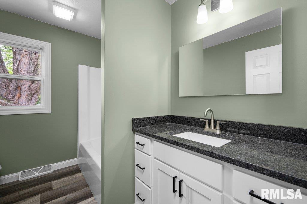 504 North 5th Place Eldridge, IA 52748 - Photo 13 of 36