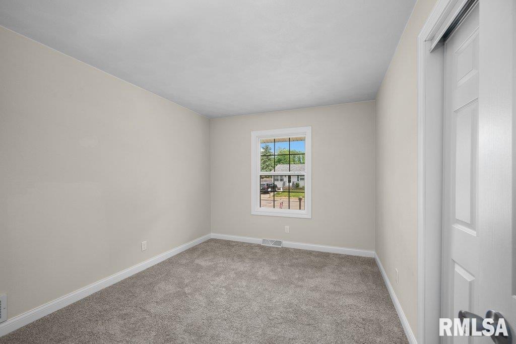 504 North 5th Place Eldridge, IA 52748 - Photo 16 of 36