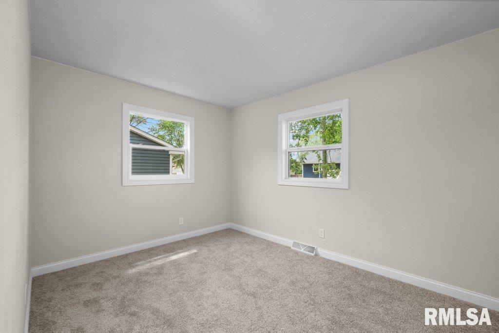 504 North 5th Place Eldridge, IA 52748 - Photo 19 of 36