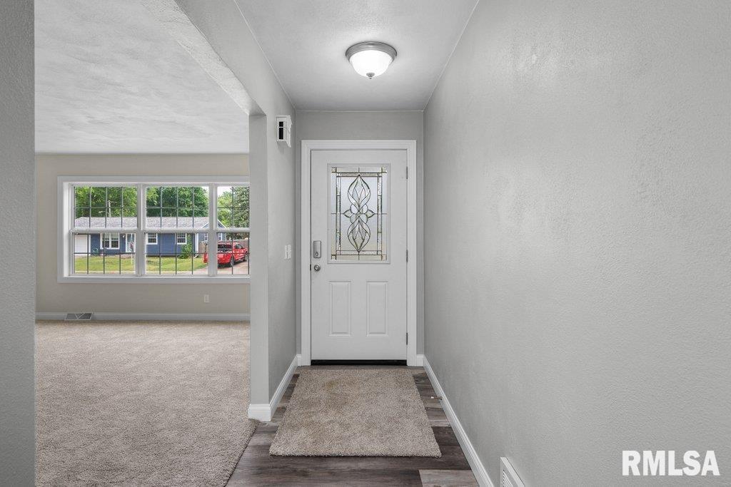 504 North 5th Place Eldridge, IA 52748 - Photo 3 of 36