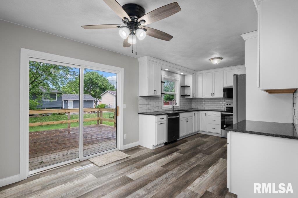 504 North 5th Place Eldridge, IA 52748 - Photo 4 of 36