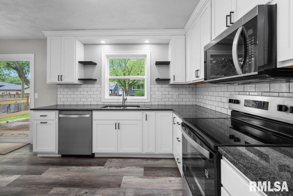 504 North 5th Place Eldridge, IA 52748 - Photo 5 of 36