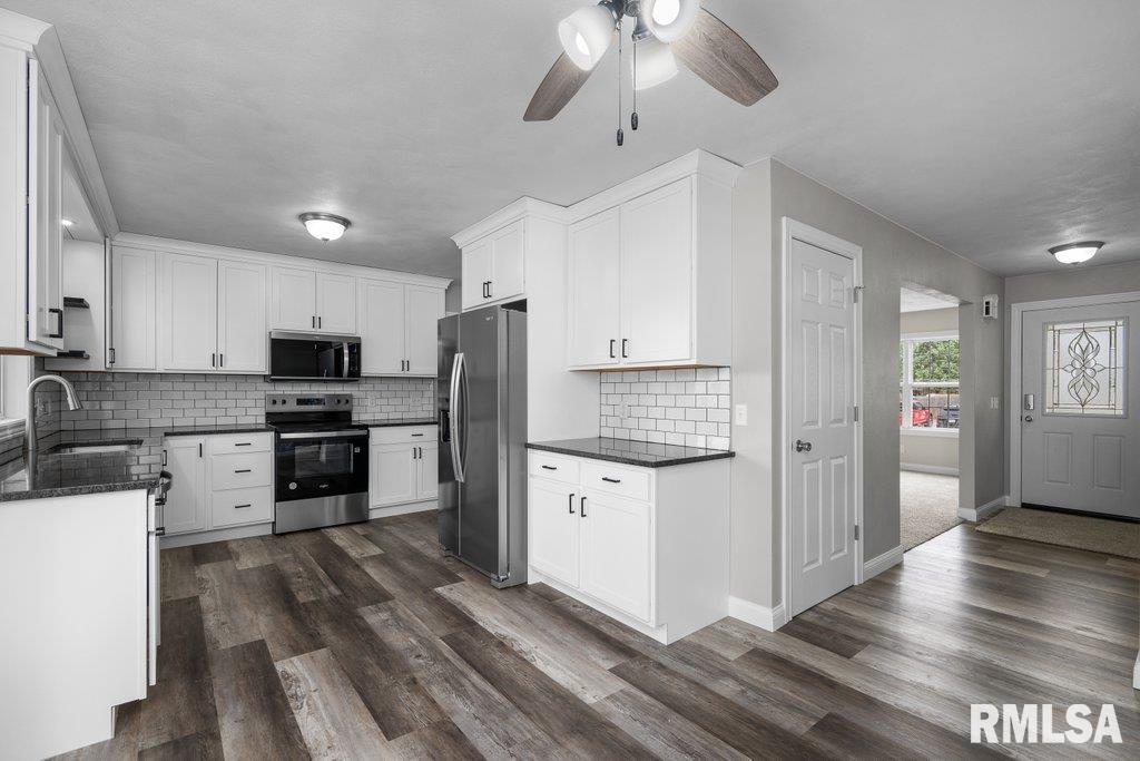 504 North 5th Place Eldridge, IA 52748 - Photo 6 of 36