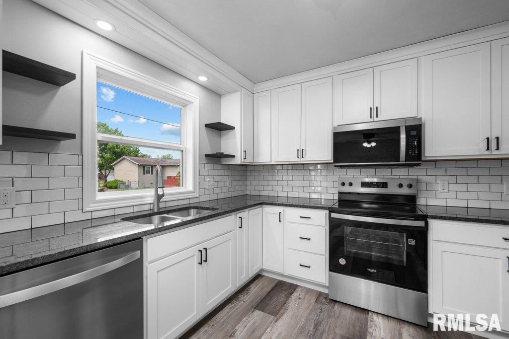 504 North 5th Place Eldridge, IA 52748 - Photo 7 of 36