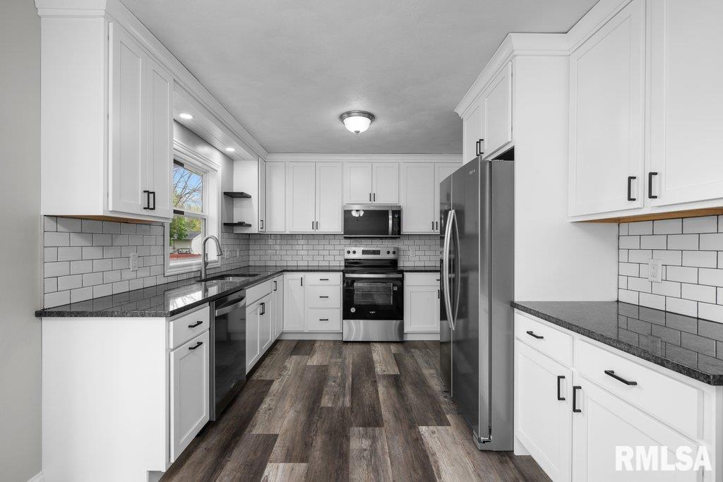 504 North 5th Place Eldridge, IA 52748 - Photo 8 of 36