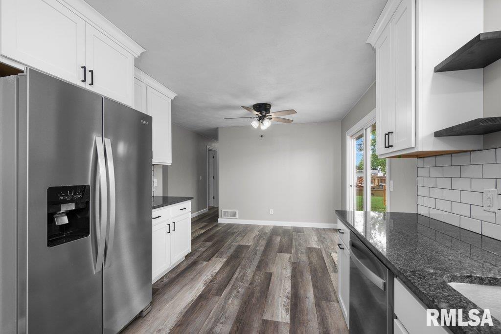 504 North 5th Place Eldridge, IA 52748 - Photo 9 of 36