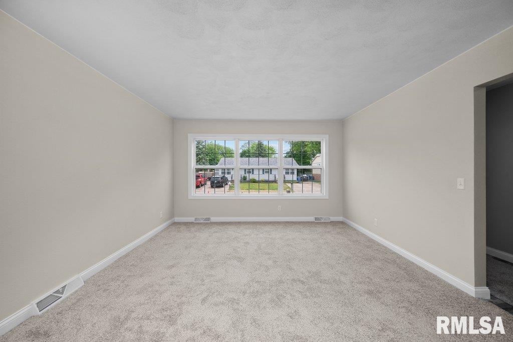 504 North 5th Place Eldridge, IA 52748 - Photo 10 of 36