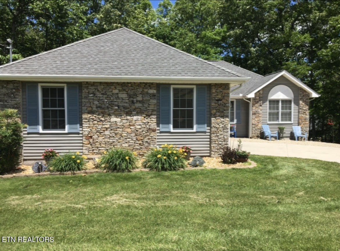 121 St George Drive Crossville, TN 38558 - Photo 2 of 37 a front view of a house with garden