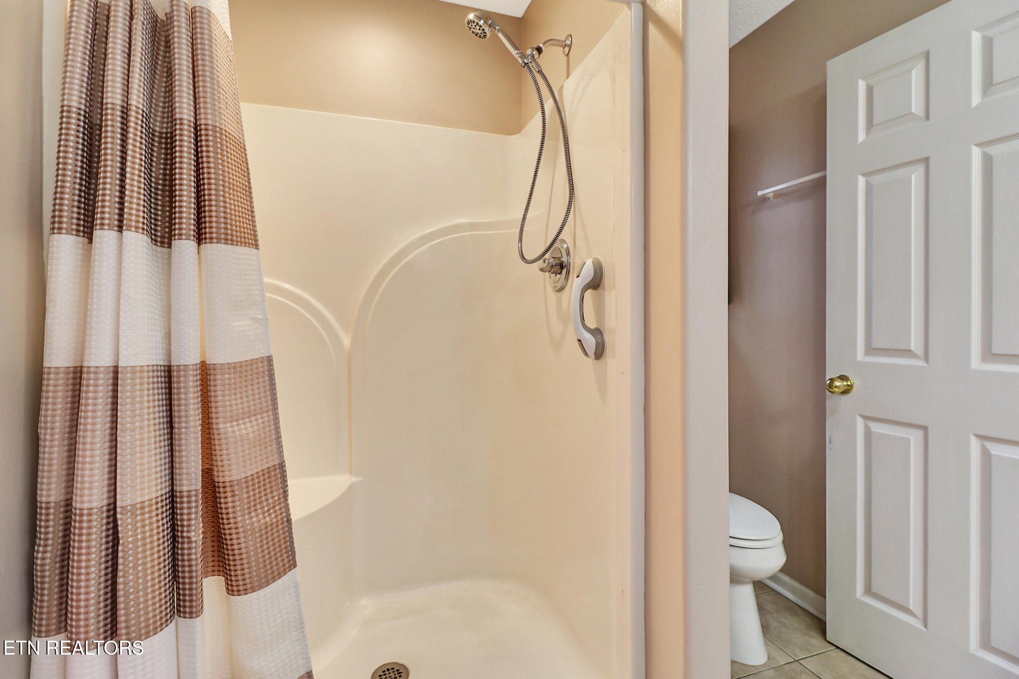 121 St George Drive Crossville, TN 38558 - Photo 25 of 37 a bathroom with a shower