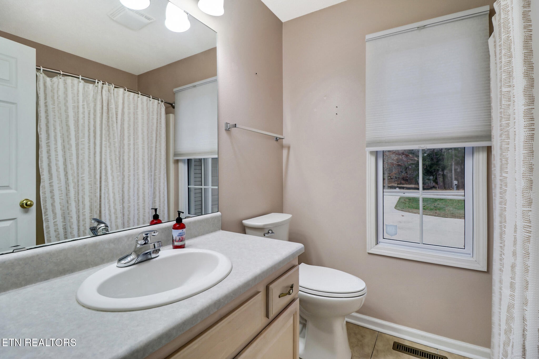 121 St George Drive Crossville, TN 38558 - Photo 29 of 37 a bathroom with a sink a toilet and shower
