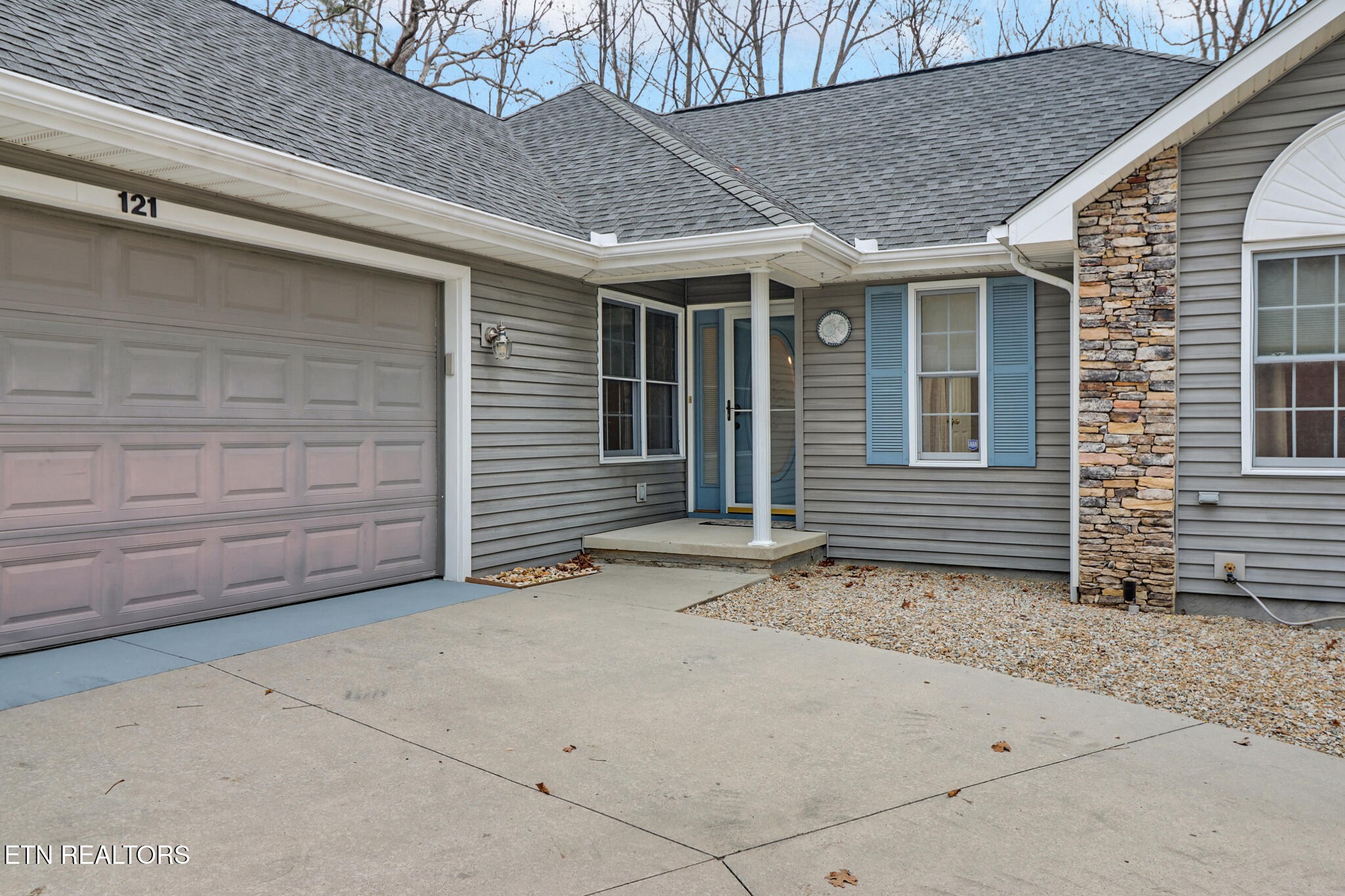 121 St George Drive Crossville, TN 38558 - Photo 4 of 37 a view of a house with garage
