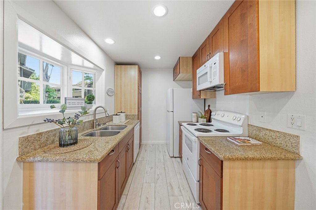 185 Streamwood Irvine, CA 92620 - Photo 8 of 29