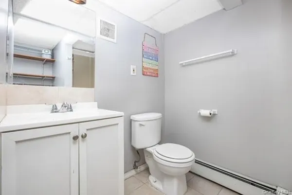 $599,999 | 260 New Hampshire Avenue, Bay Shore, NY 11706