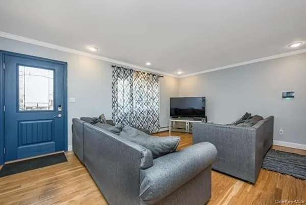 $599,999 | 260 New Hampshire Avenue, Bay Shore, NY 11706