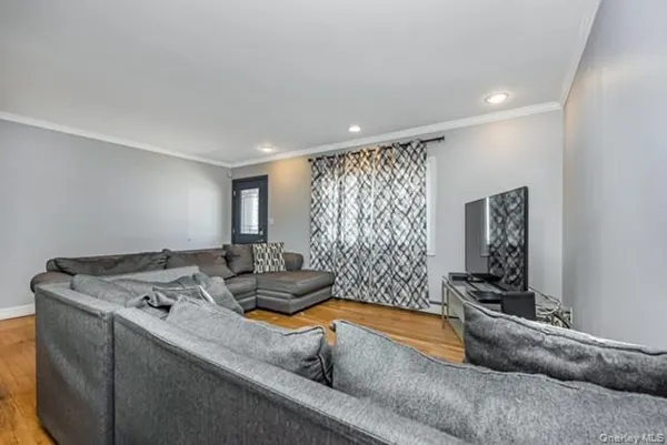 $599,999 | 260 New Hampshire Avenue, Bay Shore, NY 11706