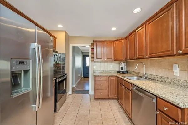 $599,999 | 260 New Hampshire Avenue, Bay Shore, NY 11706