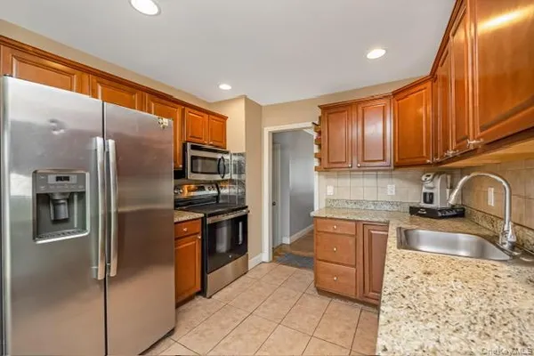 $599,999 | 260 New Hampshire Avenue, Bay Shore, NY 11706