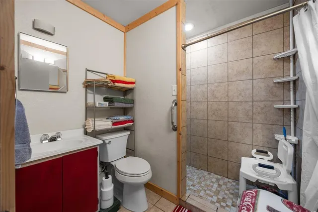 a bathroom with a toilet and a shower