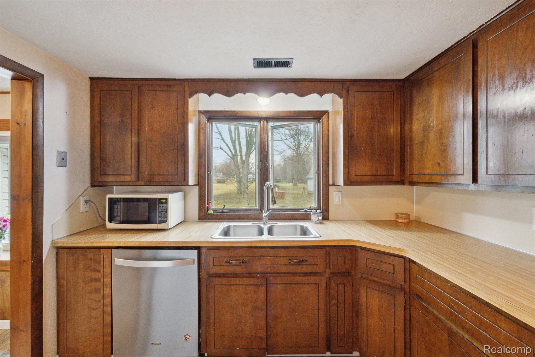 10669 Exeter Road Carleton, MI 48117 - Photo 11 of 32 Gallery Image 11