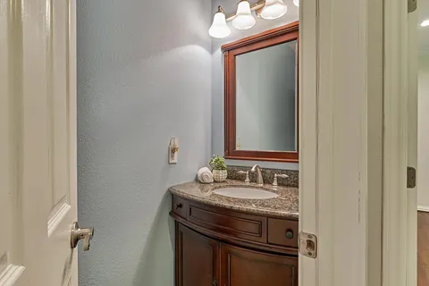 $1,050,000 | 11062 North Hidden Oaks, Conroe, TX 77384