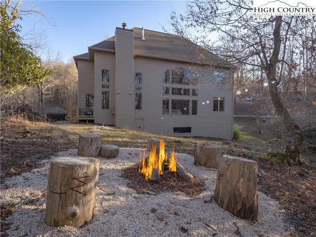 a view of a house with backyard