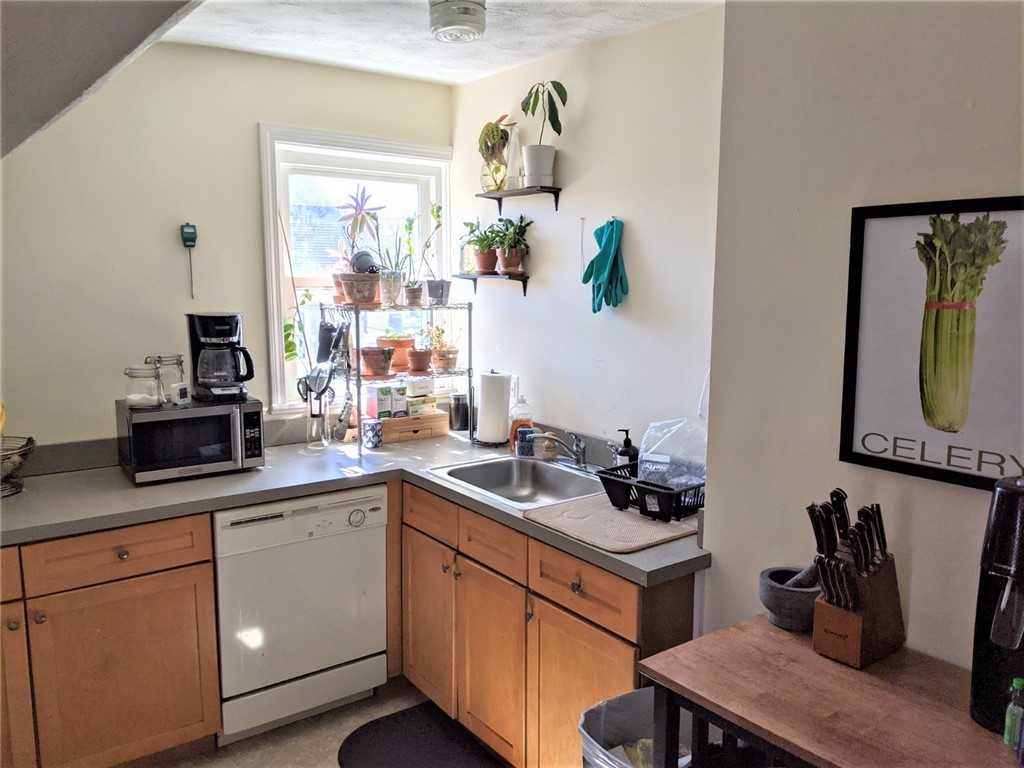 549 Hope Street, Unit 3 Providence, RI 02906 - Photo 8 of 10 Kitchen