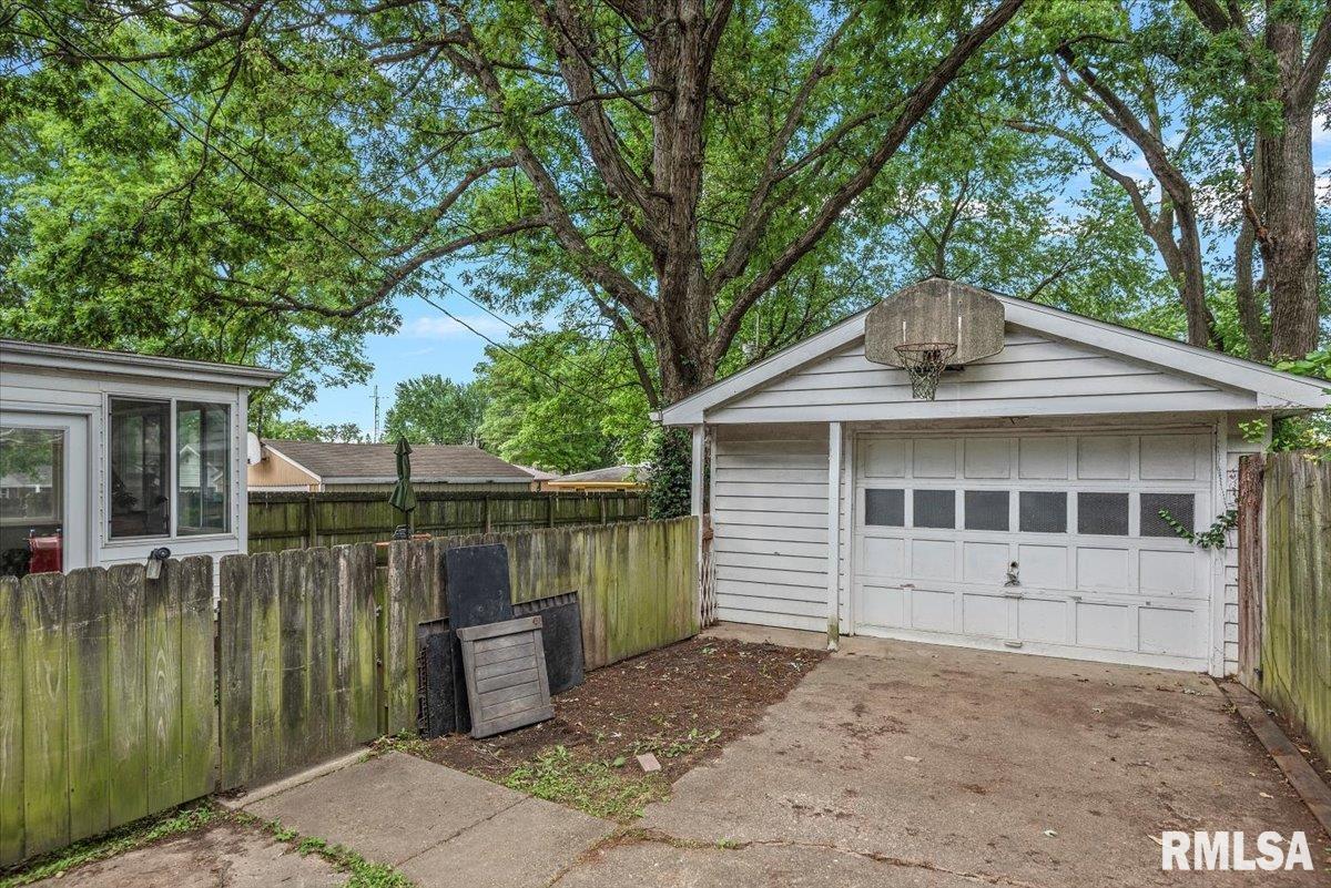 2024 Cambridge Road Springfield, IL 62704 - Photo 31 of 36