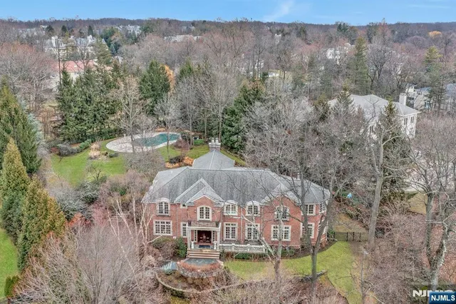 a view of a back yard