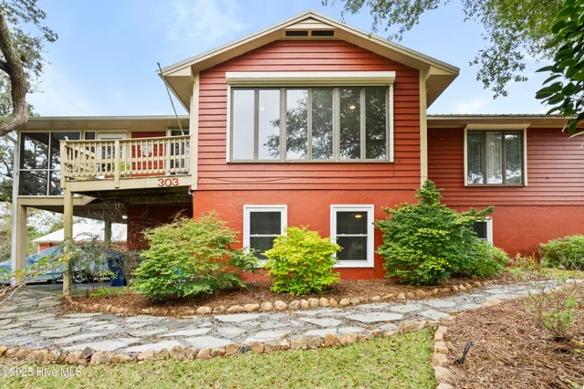 $985,000 | 303 Live Oak Street, Emerald Isle, NC 28594