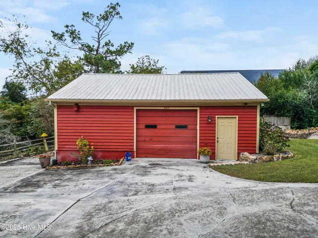 $985,000 | 303 Live Oak Street, Emerald Isle, NC 28594