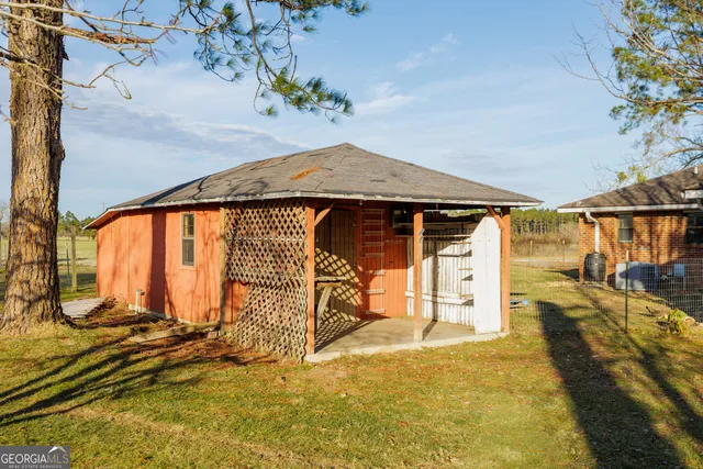 a view of a house with a backyard
