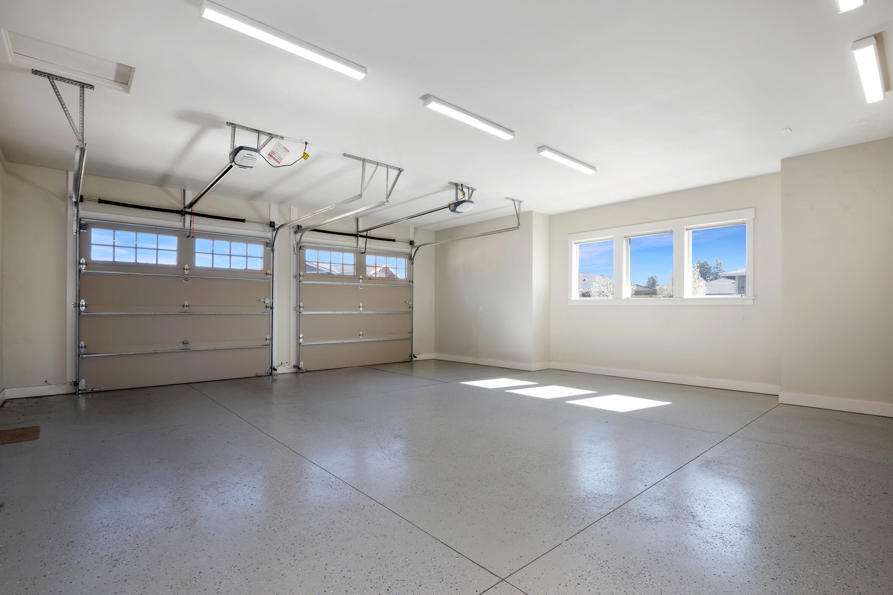 60871 River Rim Drive Bend, OR 97702 - Photo 39 of 42 a view of a garage room
