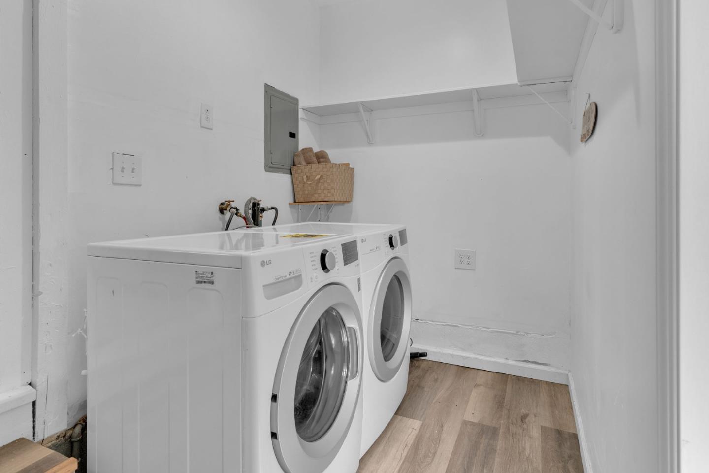 809 Modoc Street Vallejo, CA 94591 - Photo 21 of 31 a utility room with dryer and washer