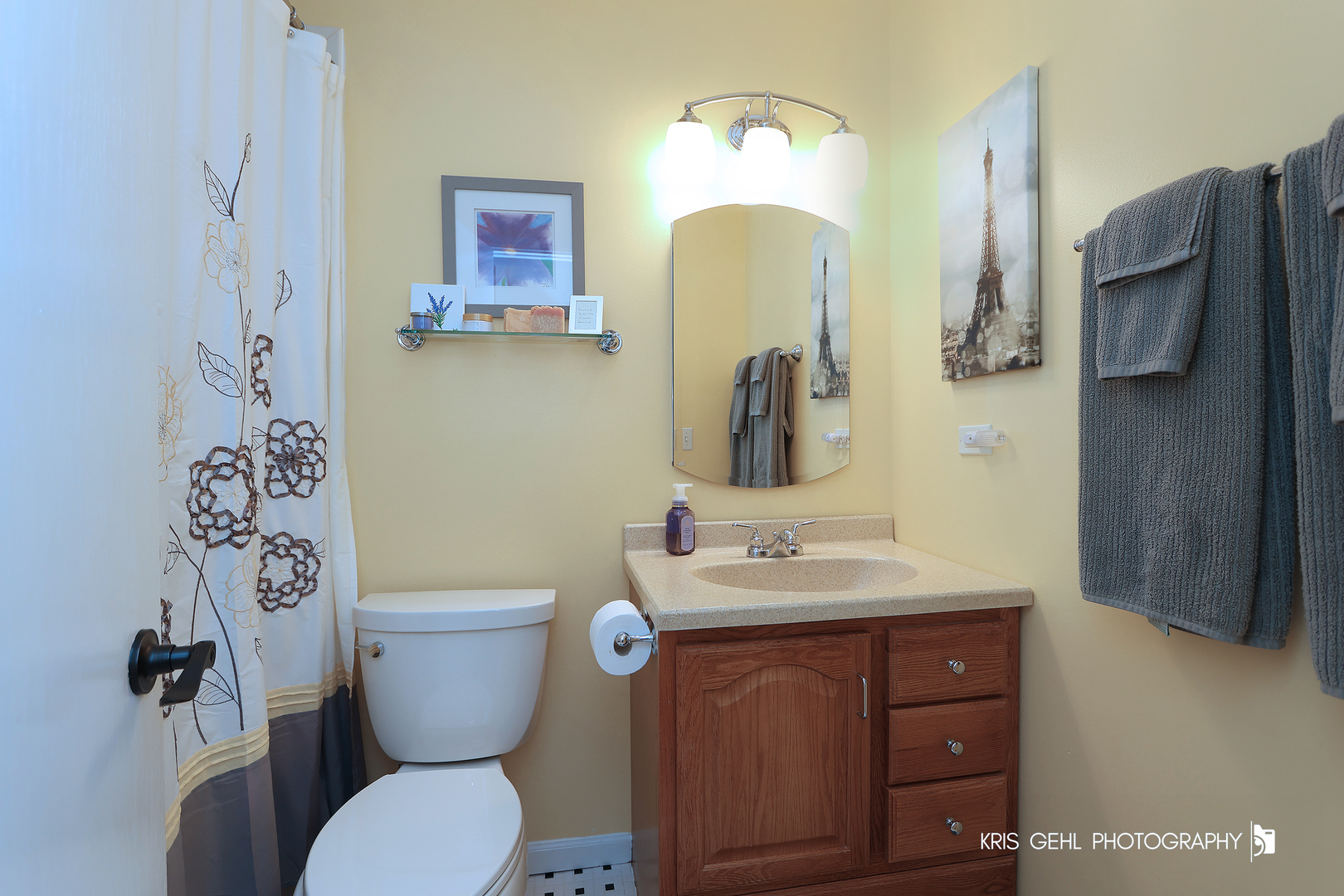 526 Whispering Pines Road Lindenhurst, IL 60046 - Photo 18 of 38 a bathroom with a toilet sink vanity and mirror