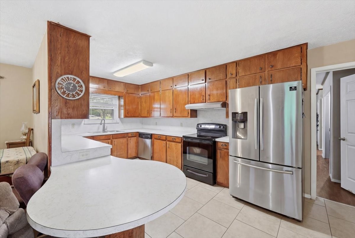 134 Meneley Road Winnie, TX 77665 - Photo 17 of 42 a kitchen with stainless steel appliances a refrigerator and a stove