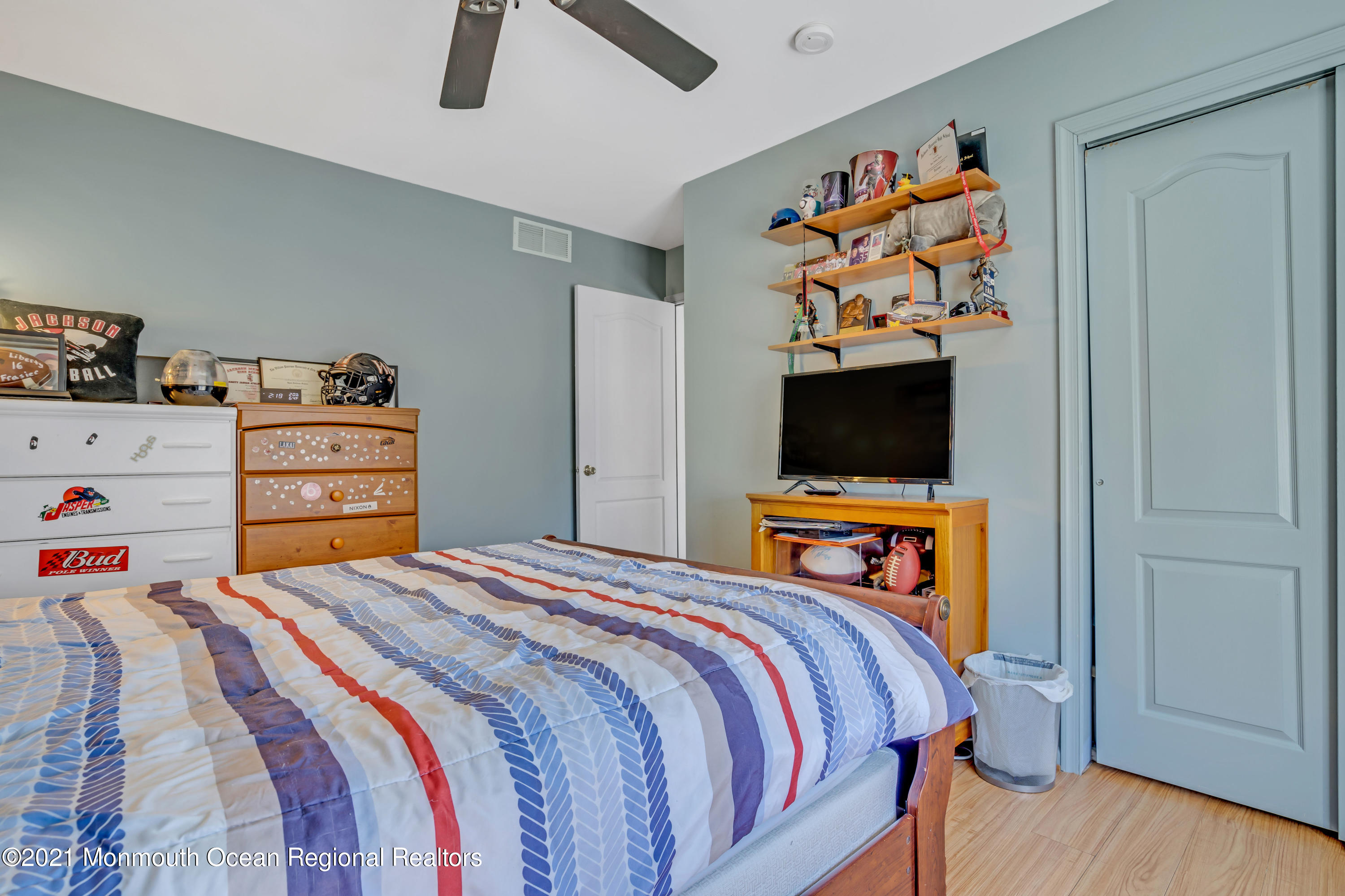 336 Meadowood Road Jackson, NJ 08527 - Photo 20 of 33 a bedroom with a bed and a flat tv screen