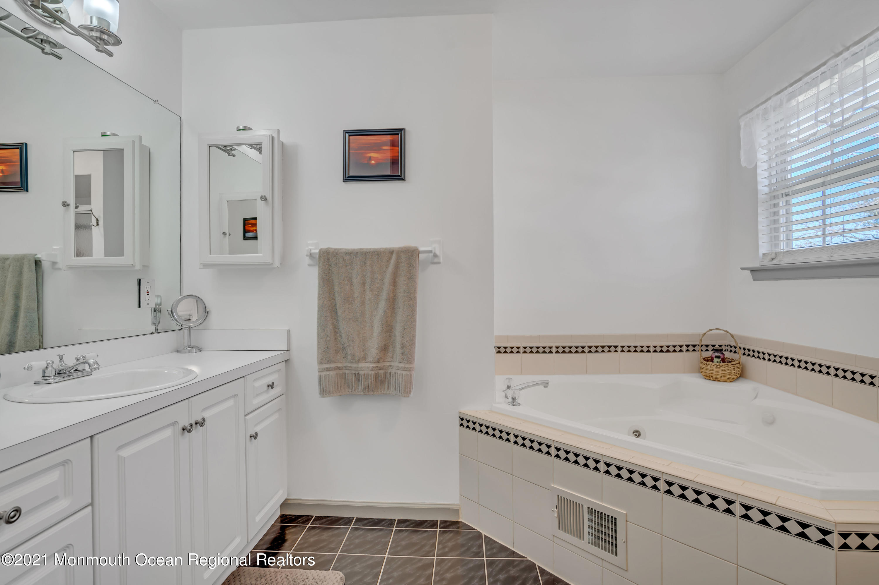 336 Meadowood Road Jackson, NJ 08527 - Photo 23 of 33 a spacious bathroom with a tub sink and mirror