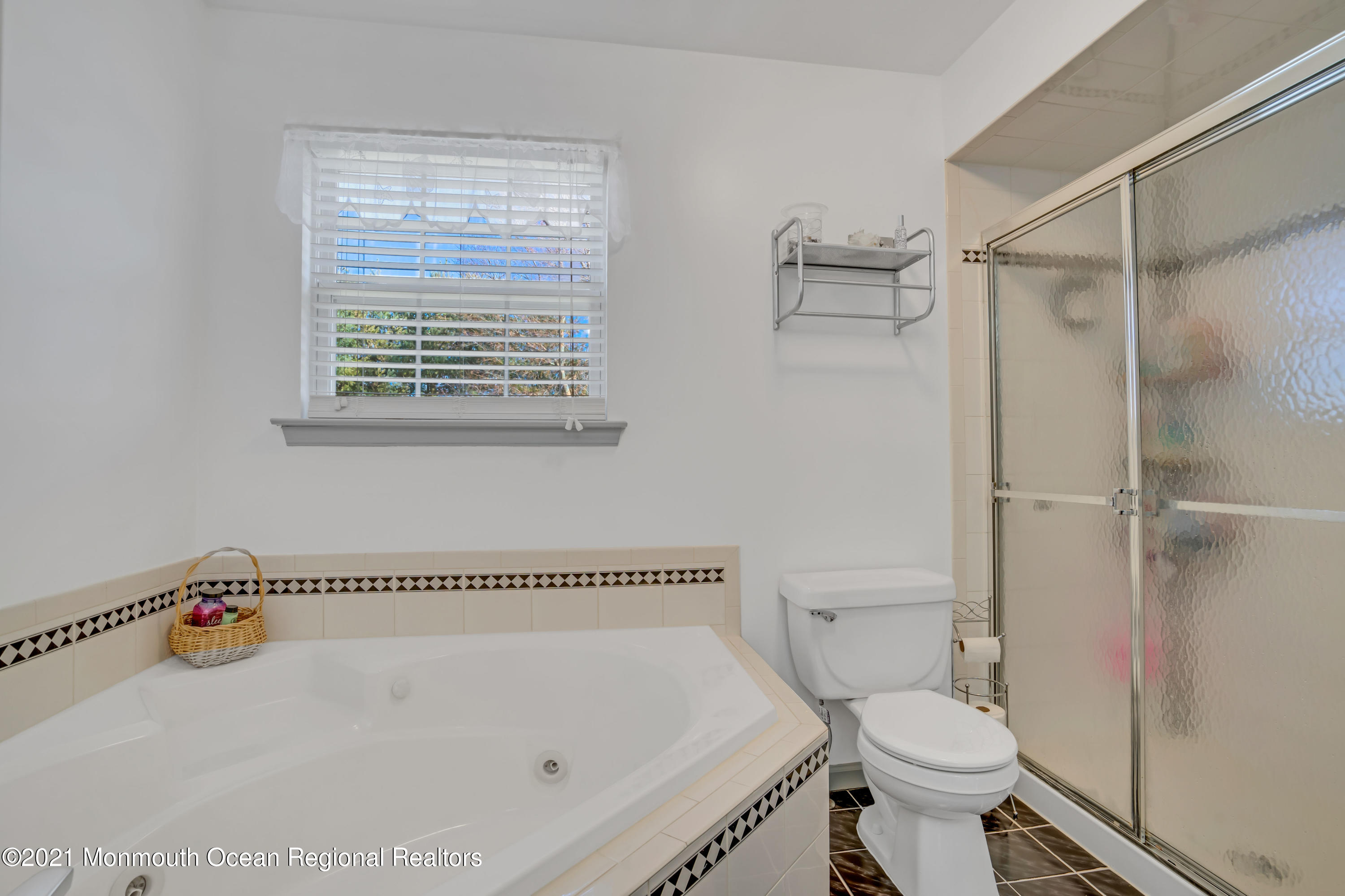 336 Meadowood Road Jackson, NJ 08527 - Photo 24 of 33 a bathroom with a bathtub and a toilet