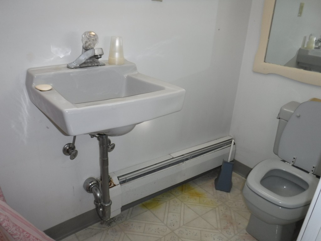 85 St Nicholas Avenue Worcester, MA 01606 - Photo 24 of 28 a bathroom with a toilet sink and tub
