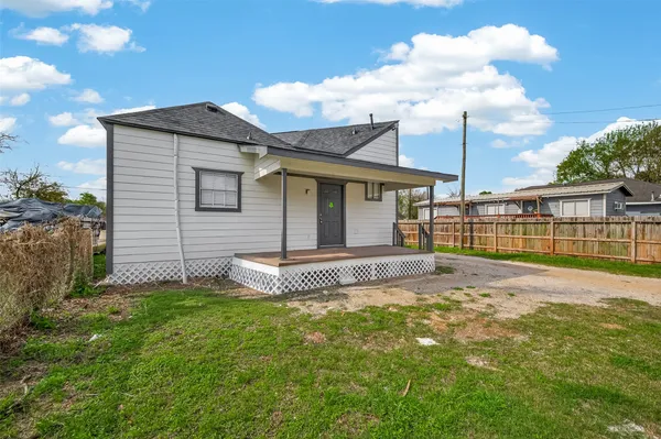 a view of a house with backyard and garden